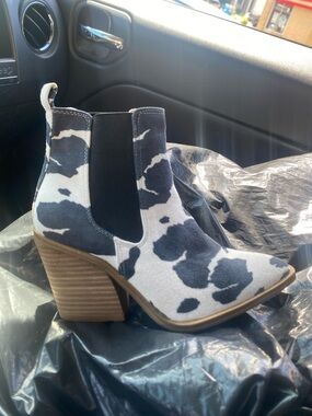 A barn Babe cow boots stacked heels faux suede new not worn